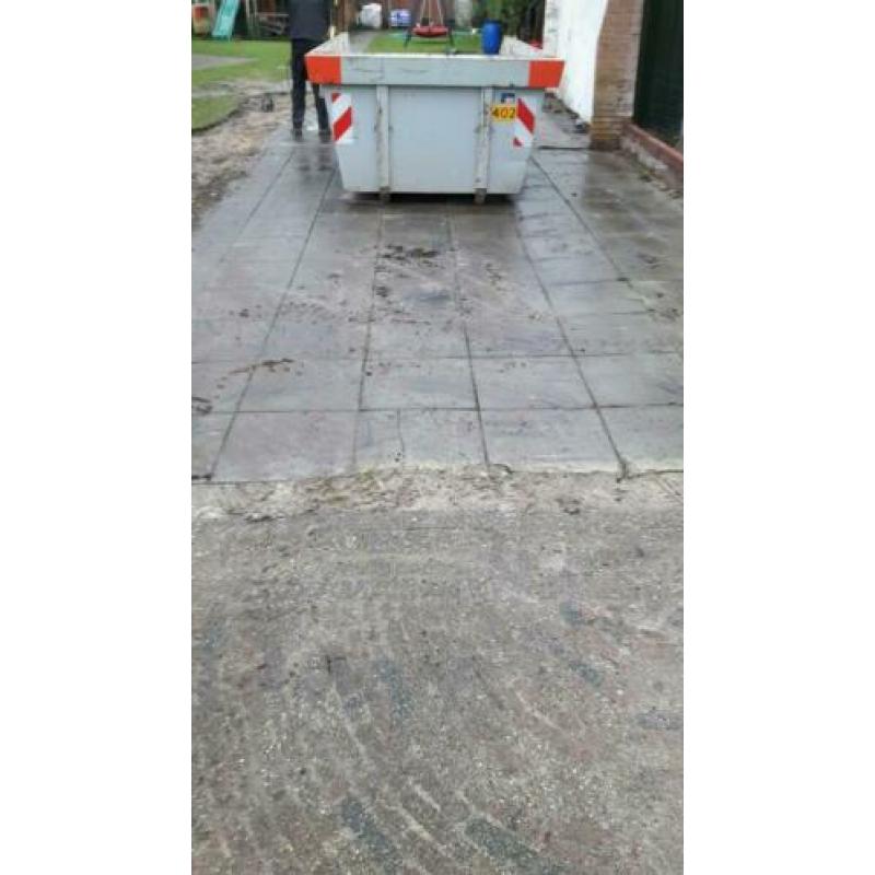 Tegels 50 bij 50 cm.