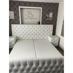 Witte lederen boxspring met nachtkastjes