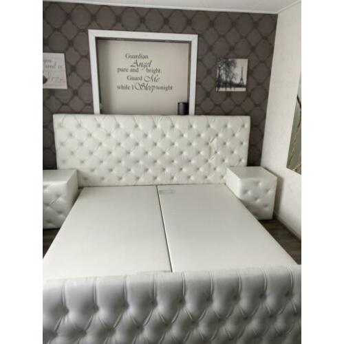 Witte lederen boxspring met nachtkastjes