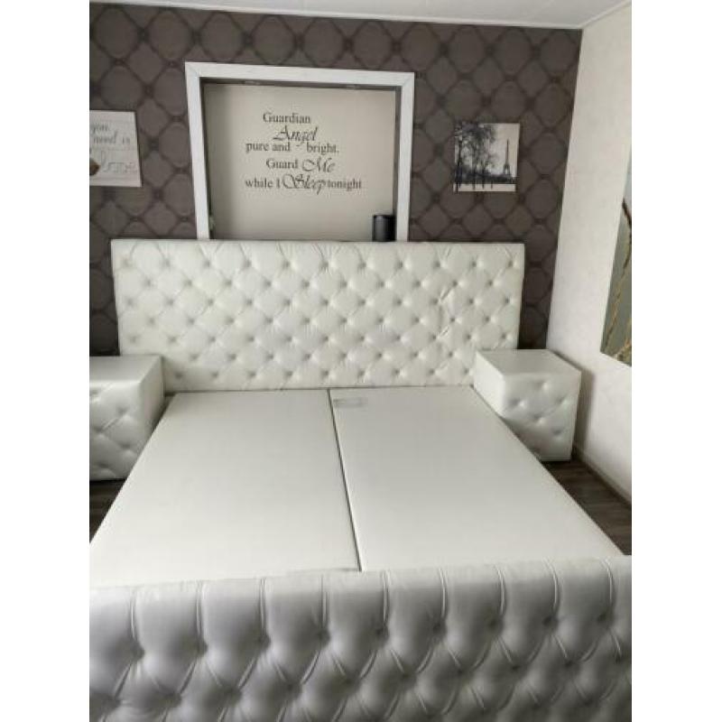 Witte lederen boxspring met nachtkastjes
