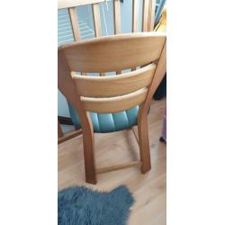 2 blank eiken eetkamerstoelen met groene lederen bekleding
