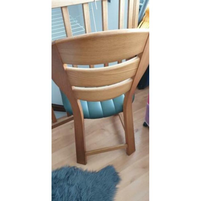 2 blank eiken eetkamerstoelen met groene lederen bekleding