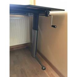 Makkelijk in hoogte verstelbaar bureau