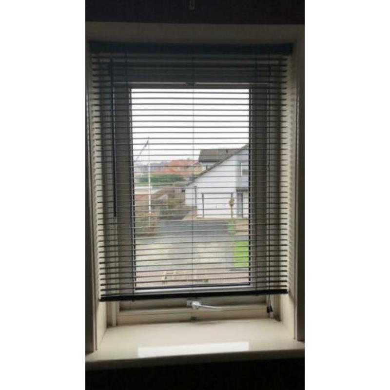 Twee nieuwe jaloezieën in verpakking
