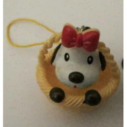 sleutelhanger hond in mand geel bruin of roze