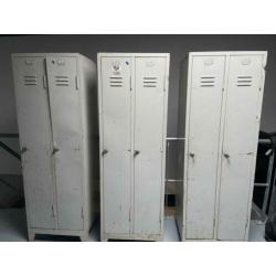 Drie industriële lockerkasten