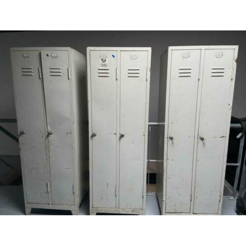 Drie industriële lockerkasten