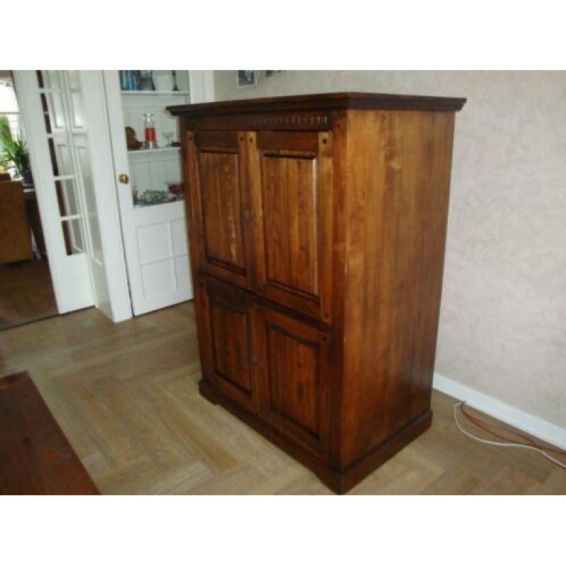 Bruine notenhouten tv-kast