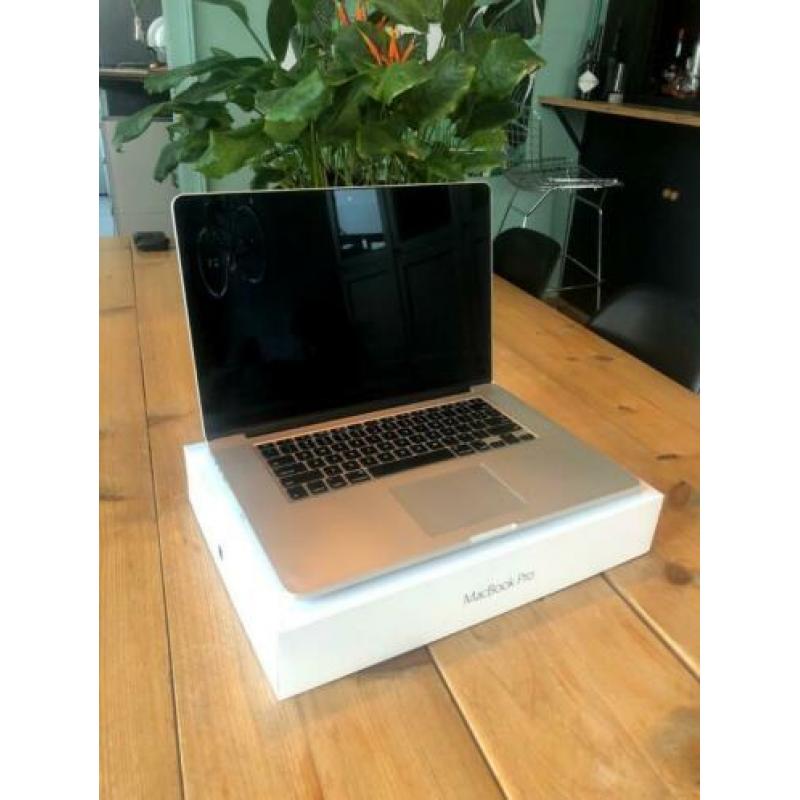 MacBook Pro 15 inch - 2.5Ghz Quad i7 SSD 512Gig + 2 opladers