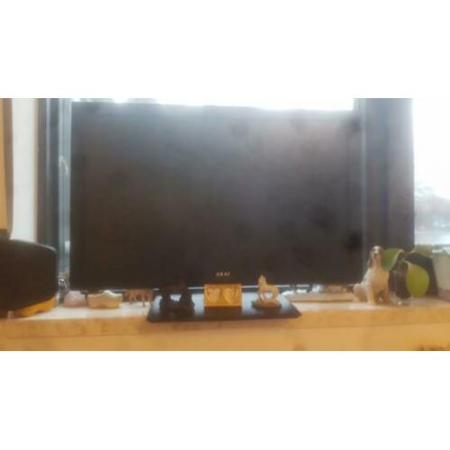 Middel grote tv met oplaad kabel en afstand bediening