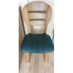 2 blank eiken eetkamerstoelen met groene lederen bekleding