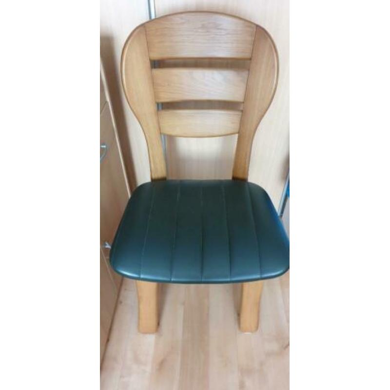 2 blank eiken eetkamerstoelen met groene lederen bekleding