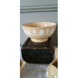 yellowware, mogelijk Wedgwood, kinderserviesje.
