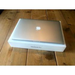 MacBook Pro 15 inch - 2.5Ghz Quad i7 SSD 512Gig + 2 opladers