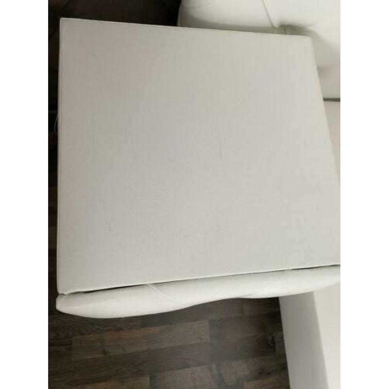Witte lederen boxspring met nachtkastjes