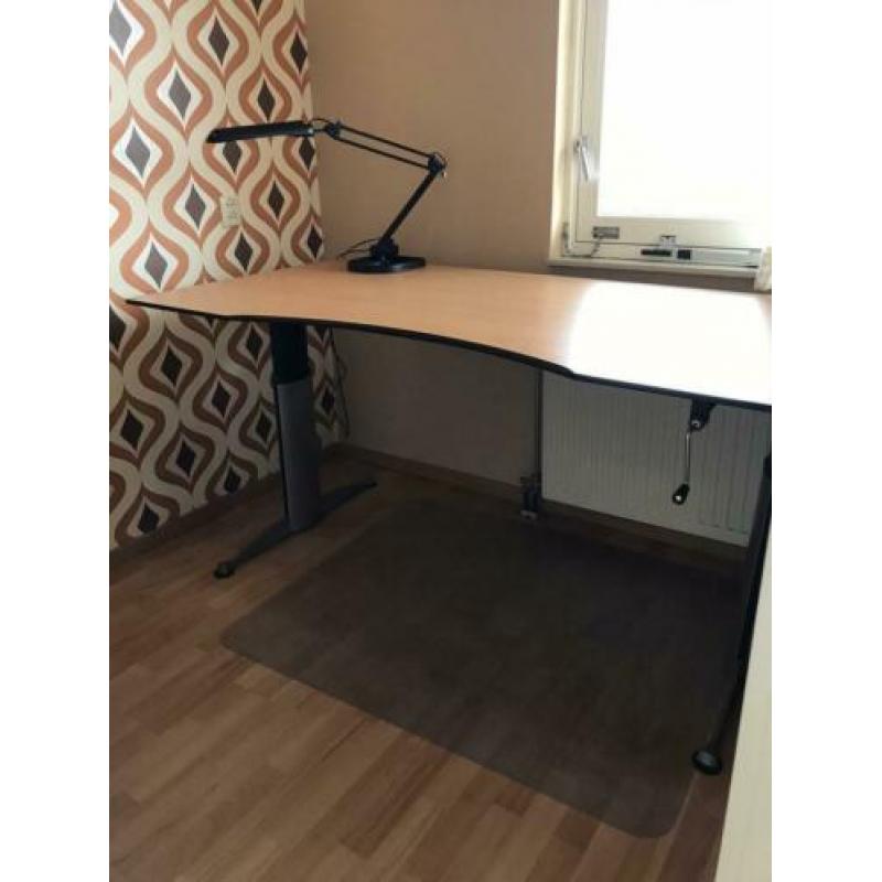 Makkelijk in hoogte verstelbaar bureau