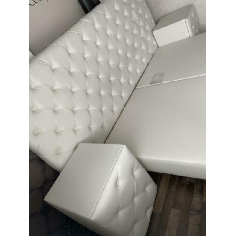 Witte lederen boxspring met nachtkastjes