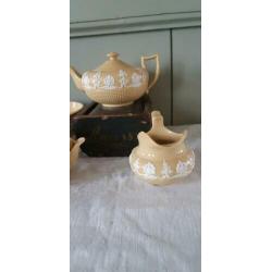 yellowware, mogelijk Wedgwood, kinderserviesje.