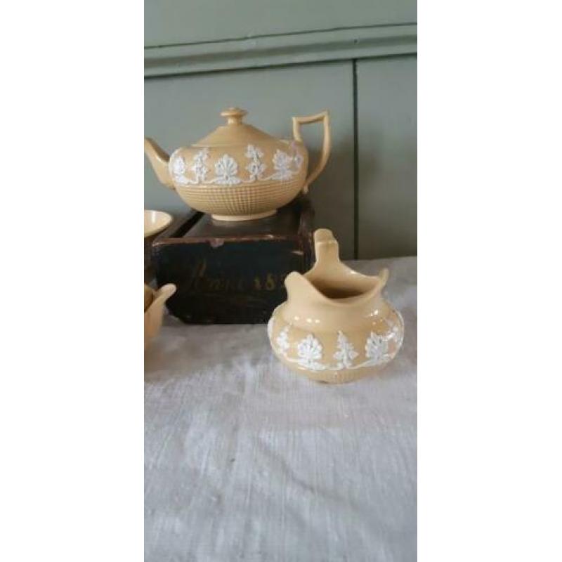 yellowware, mogelijk Wedgwood, kinderserviesje.