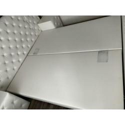 Witte lederen boxspring met nachtkastjes