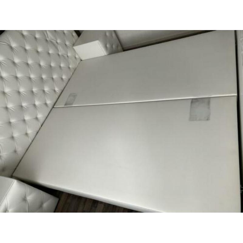 Witte lederen boxspring met nachtkastjes