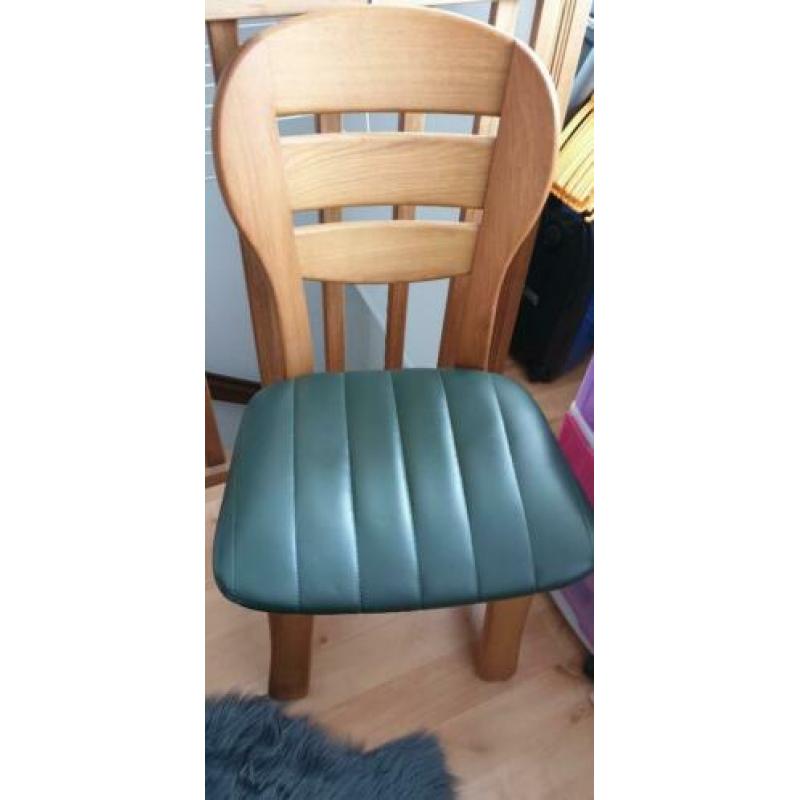 2 blank eiken eetkamerstoelen met groene lederen bekleding