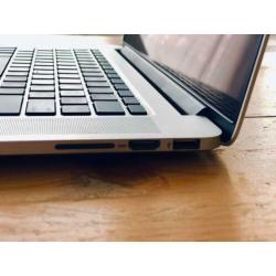 MacBook Pro 15 inch - 2.5Ghz Quad i7 SSD 512Gig + 2 opladers