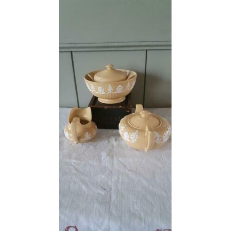 yellowware, mogelijk Wedgwood, kinderserviesje.