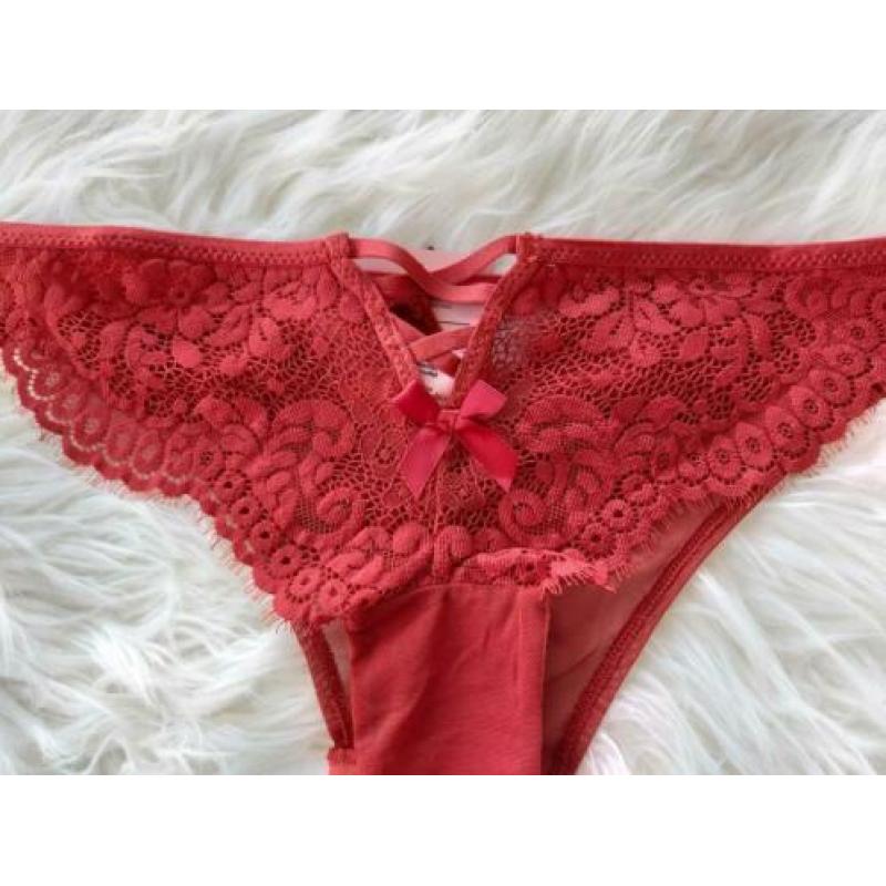 Sexy rode slip van Hunkemoller maat XS