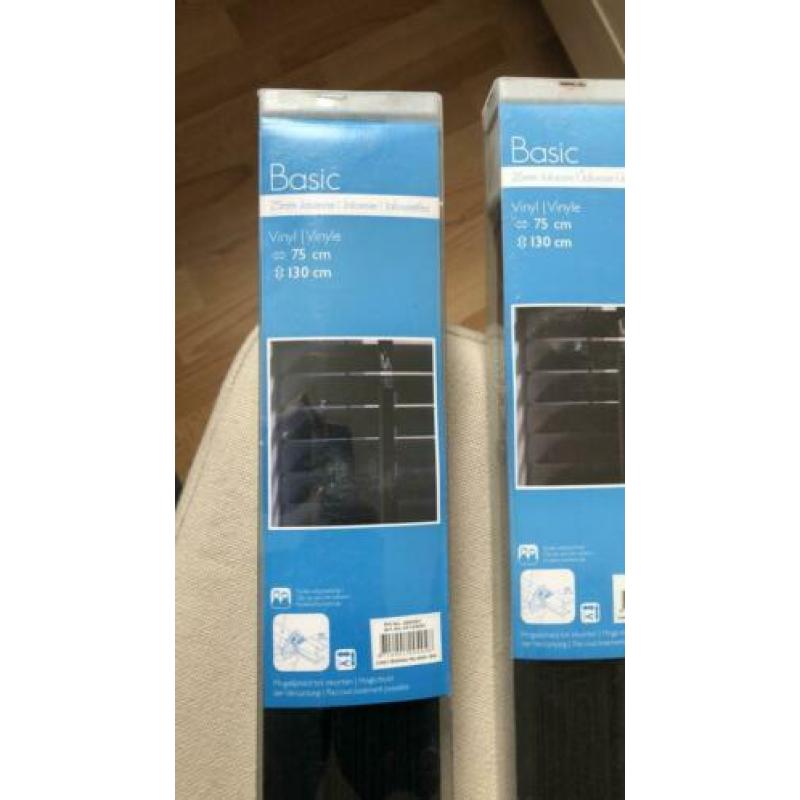 Twee nieuwe jaloezieën in verpakking
