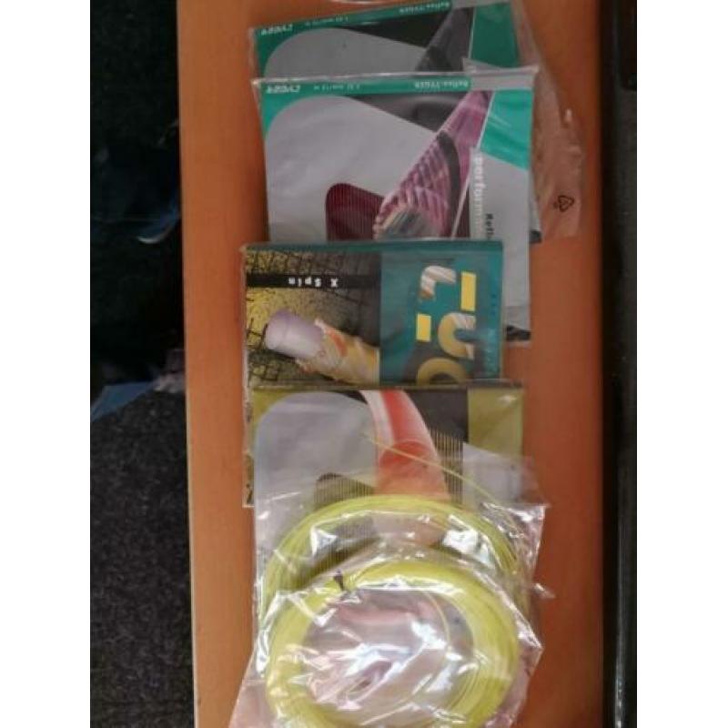 Te koop div tennisspullen incl spanapparaat