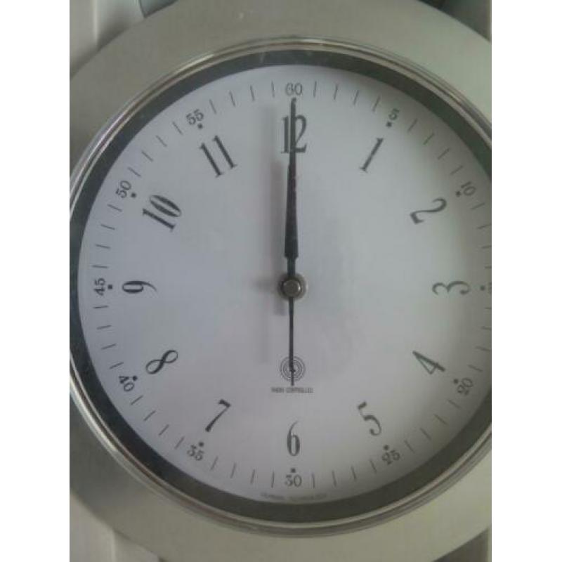 wandklok chrome slinger radio gestuurd
