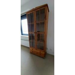 Inboedel geloogd eiken, grenen, glas in combinatie met brons
