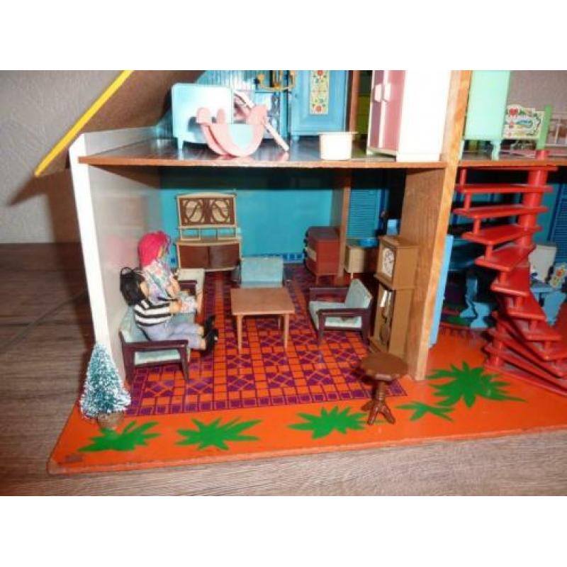 Poppenhuis OKWA met meubels en poppetjes,Jaren 70