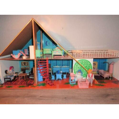 Poppenhuis OKWA met meubels en poppetjes,Jaren 70