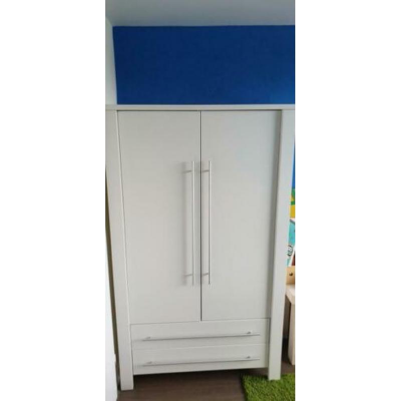 Kinderkamer kledingkast, en schommelstoel