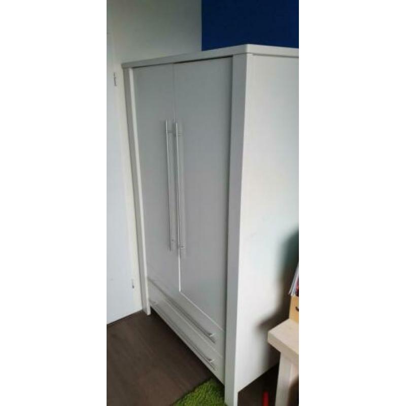 Kinderkamer kledingkast, en schommelstoel