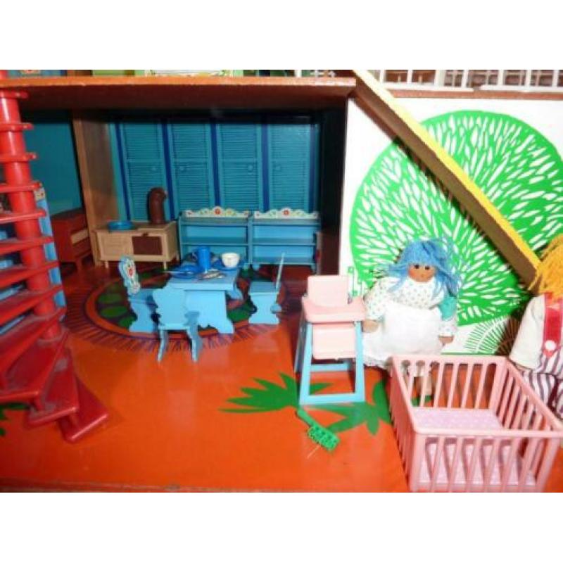 Poppenhuis OKWA met meubels en poppetjes,Jaren 70