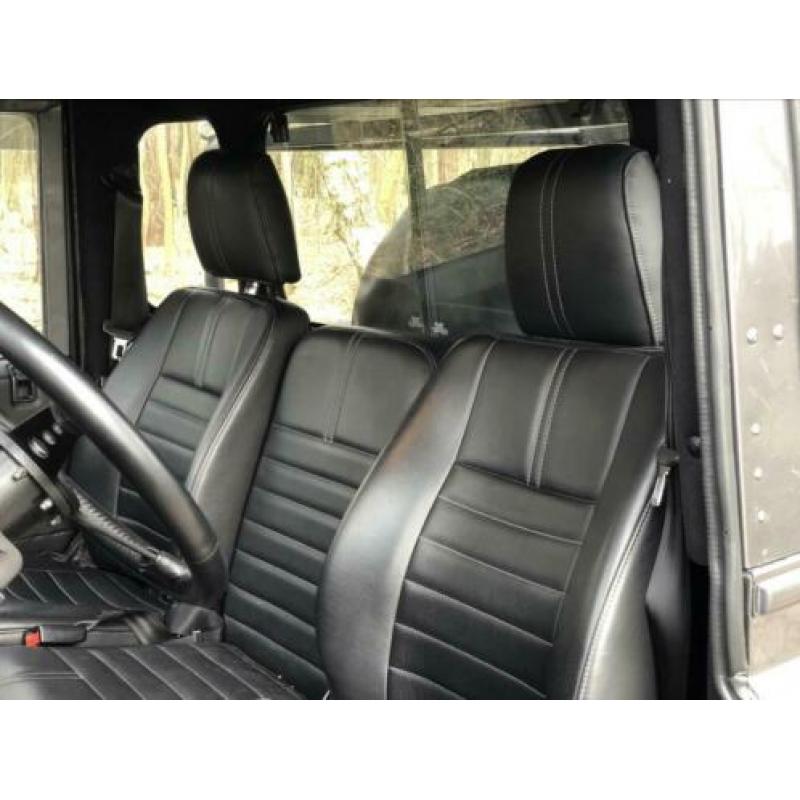 Land Rover Defender 110 grijs kenteken TD5 youngtimer dakten