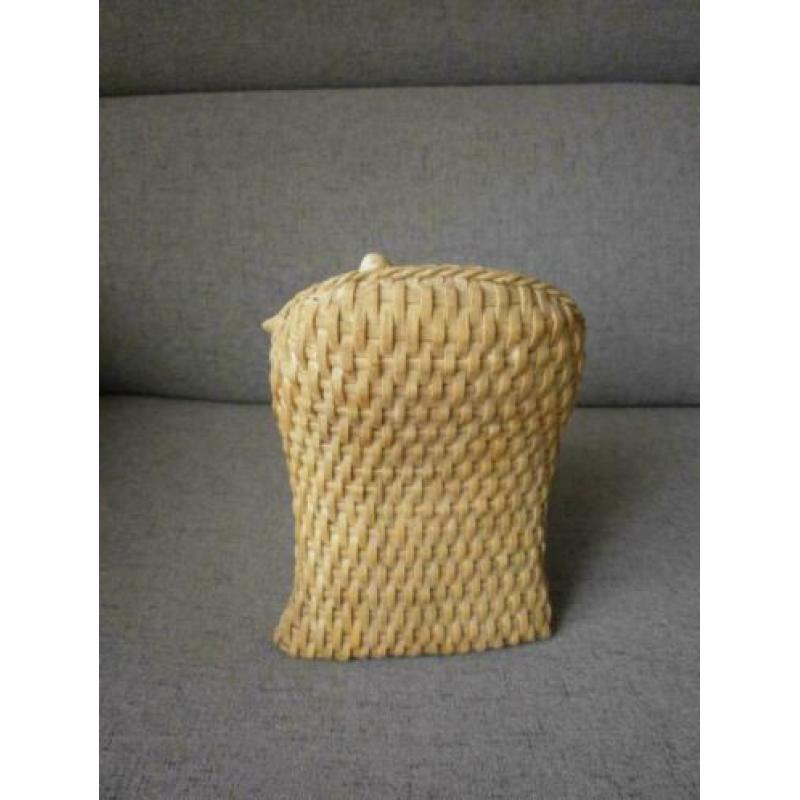 Paashaas met pijp in stoel beeld van kunststof