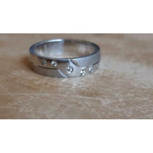 Zilveren ring met 5 diamantjes