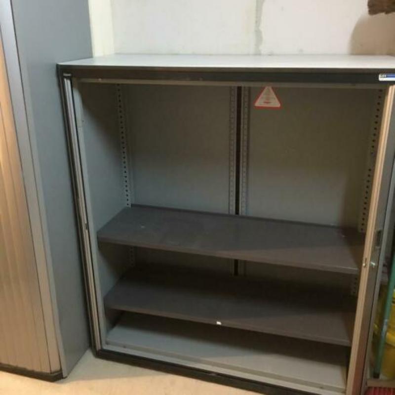 Archiefkast roldeurkast garagekast hoog 136 breed 125 gispen