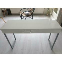 Witte bureau met stoel
