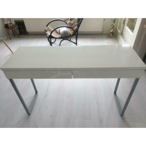 Witte bureau met stoel