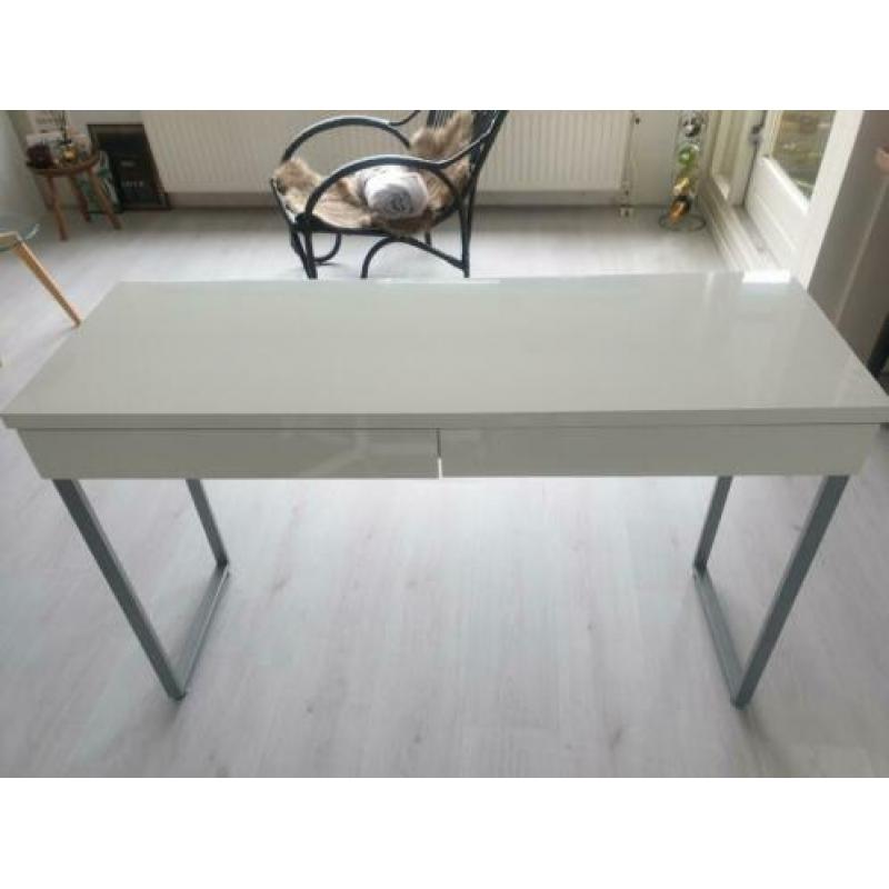 Witte bureau met stoel