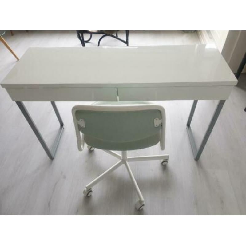 Witte bureau met stoel