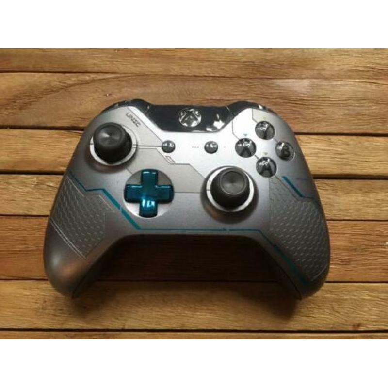 Xbox One 1TB Limited edition “Halo 5” console + controller