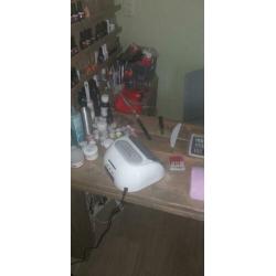 Complete nageltafel met afzuiging en toebehoren.