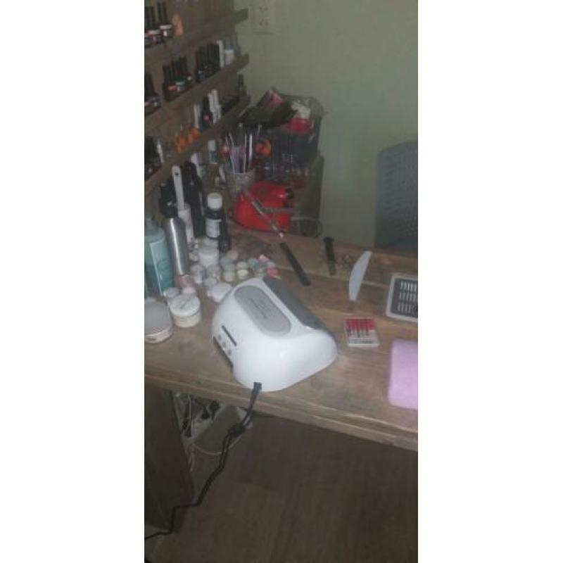 Complete nageltafel met afzuiging en toebehoren.