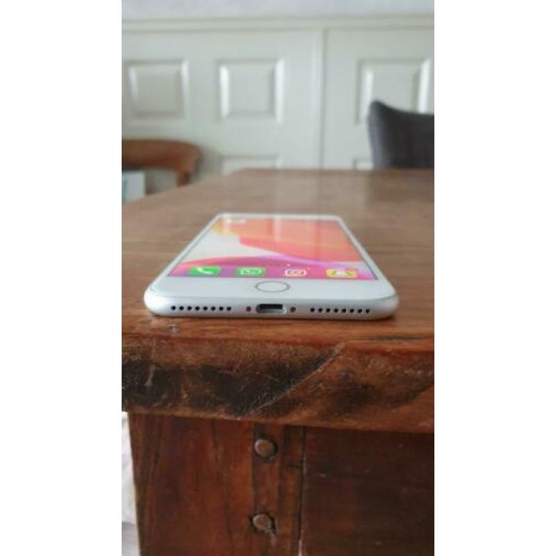 iphone 8 plus met 256gb met spigen hoes.